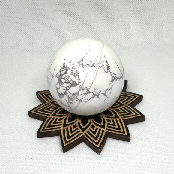 Crystal Howlite Sphere - Picture 1 of 1